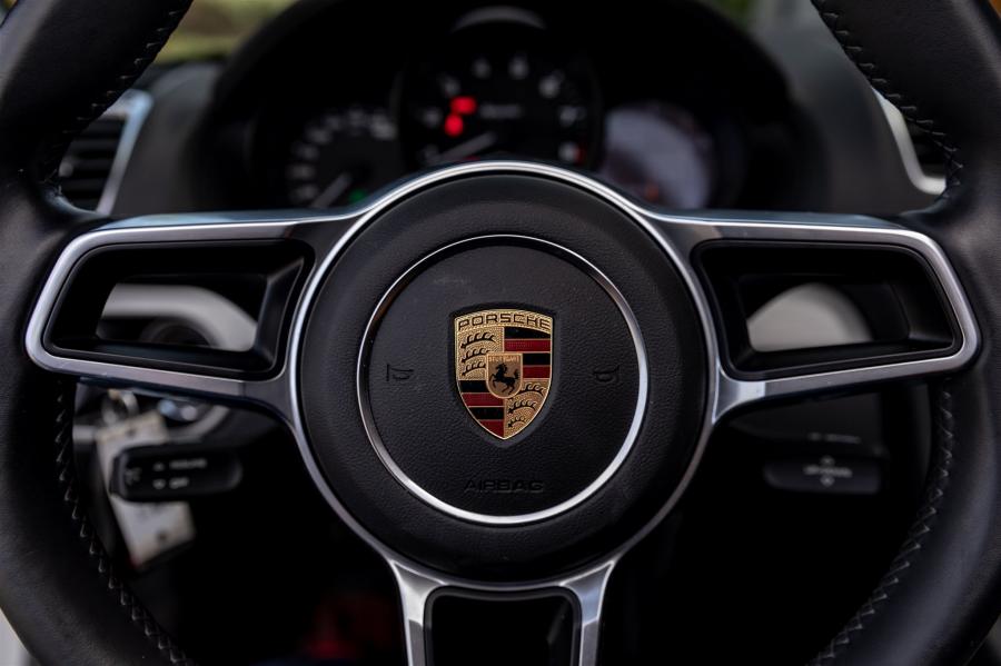 Детали интерьера Porsche Boxster Spyder (981) 2016 года  (фото 41 из 72)